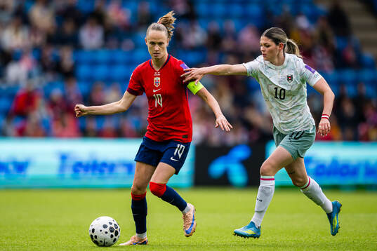 Caroline Graham Hansen of Norway and Eileen Campbell of