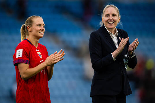 Lisa Naalsund and head coach Gemma Grainger of Norway