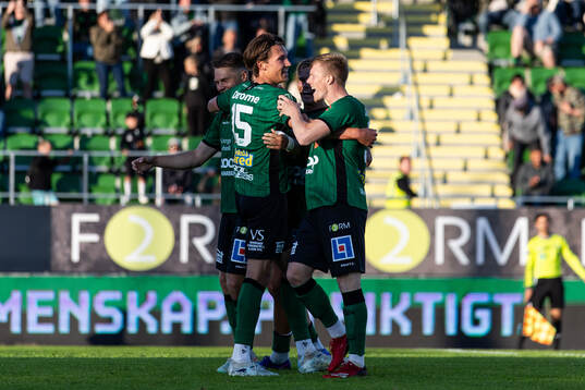 Varbergs Noah Johansson jublar med lagkamrater