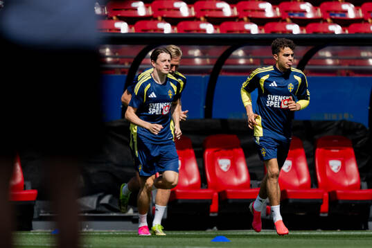 Elliot Stroud and Yasin Ayari of the Swedish national