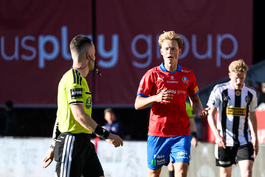 Helsingborgs Alvin Nordin reagerar på ett domslut
