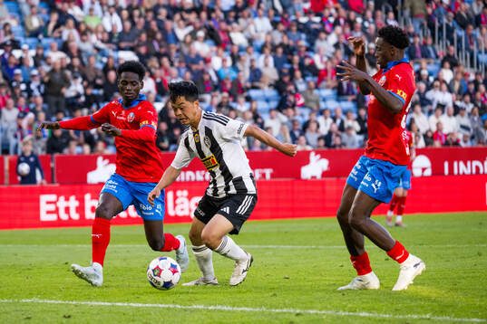 Helsingborgs Daouda Amadou och Clancy Valere Biten och
