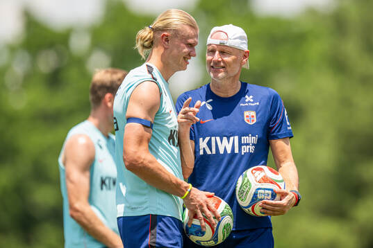 Erling Braut Haaland and head coach Ståle Solbakken of the