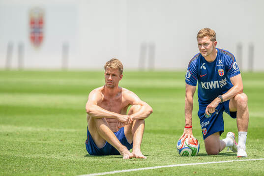 Kristoffer Ajer and Pål Fjelde, set-piece coach of the