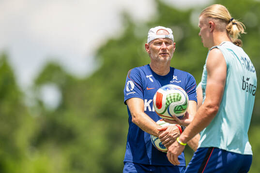 Erling Braut Haaland and head coach Ståle Solbakken of the