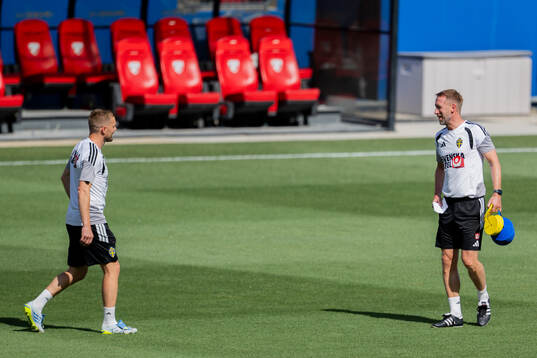 Assistant coach Sebastian Larsson and Head coach Graham