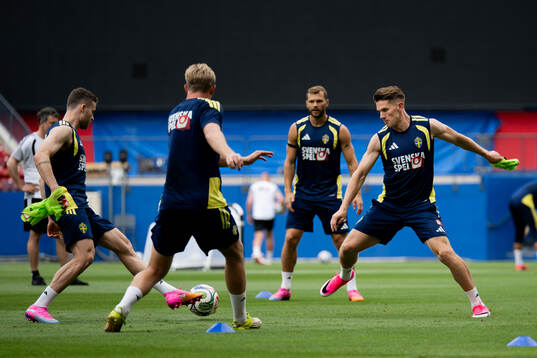 Gabriel Gudmundsson and Viktor Gyökeres of the Swedish