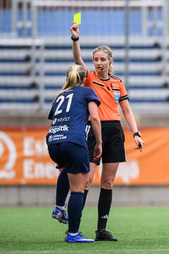 Eskilstuna United DFFs Heida Vidarsdottir tilldelas ett