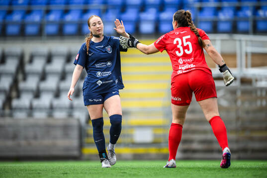 Eskilstuna United DFFs Rylie Rae Combs och målvakt Monica