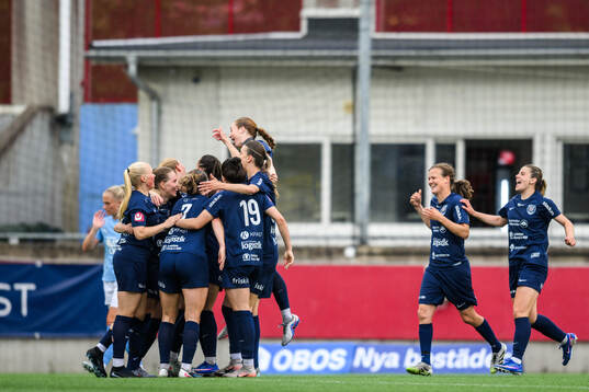 Eskilstuna United DFFs Ellen Schampi jublar med lagkamrater