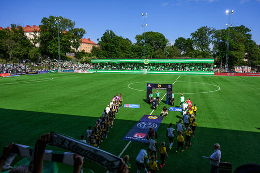 Häckens och Hammarbys spelare gör entré