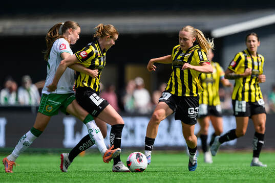 Hammarbys Svea Rehnberg mot Häckens Emma Östlund och