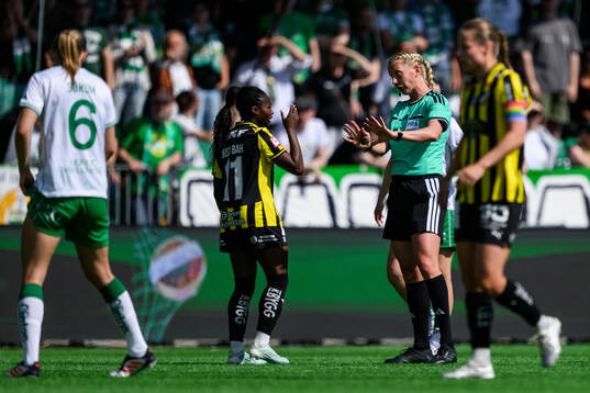 Häckens Monica Jusu Bah och domare tess Olofsson
