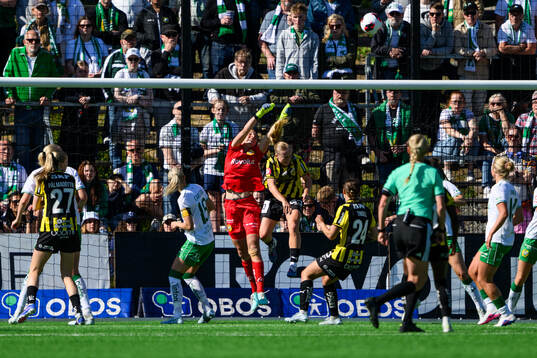 Häckens Pernille Sanvig och Hammarbys målvakt Melina Loeck