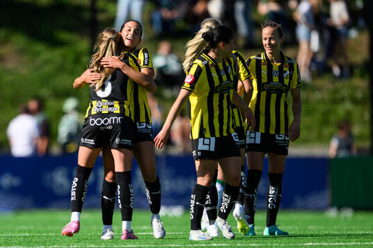 Häckens Josefin Baudou och Delaney Matriano jublar