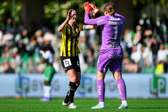 Häckens Emma Östlund och målvakt Fanney Inga