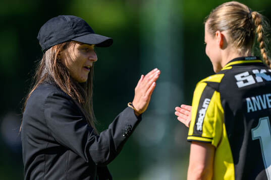 Häckens tränare Elena Sadiku och Anna Anvegård