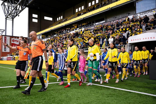 Lagen kommer in på arenan