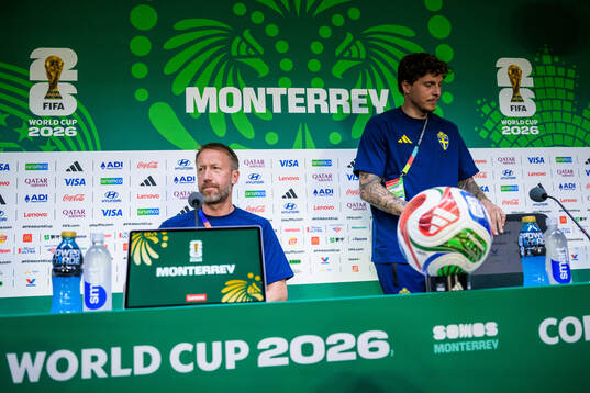 Head coach Graham Potter and Victor Nilsson Lindelöf of