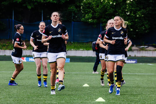 AIKs Jennie Nordin och Adelisa Grabus fotbollsmatchen i