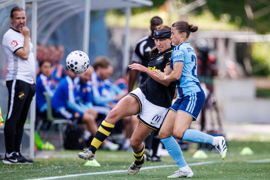 AIKs Olivia Garcia och Djurgårdens Meja Staffansson