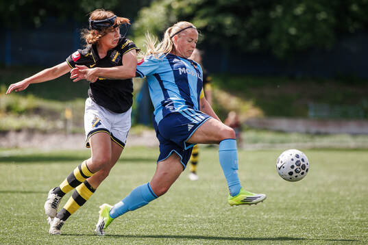 AIKs Olivia Garcia och Djurgårdens Therese Åsland
