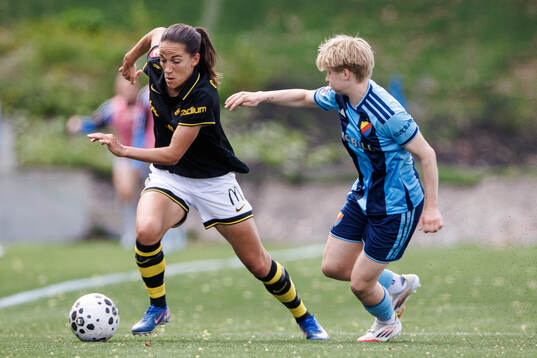 AIKs Anna Oskarsson och Djurgårdens Olivia Ulenius