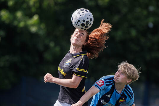AIKs Ella Reidy och Djurgårdens Olivia Ulenius