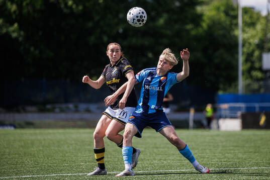 AIKs Ella Reidy och Djurgårdens Olivia Ulenius