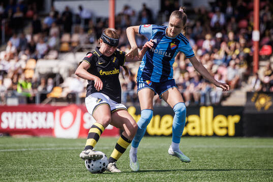AIKs Olivia Garcia och Djurgårdens Selma Larsen Svendsen