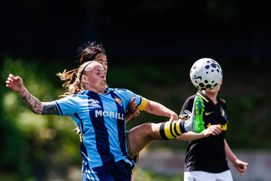 Djurgårdens Therese Åsland och AIKs Haruna Tabata