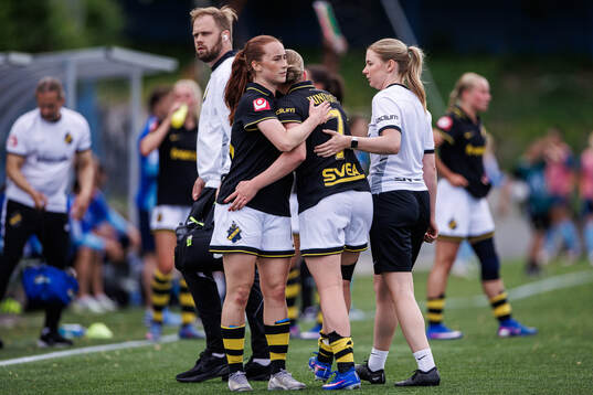 AIKs Ellie Junetoft lämnar planen med en skada