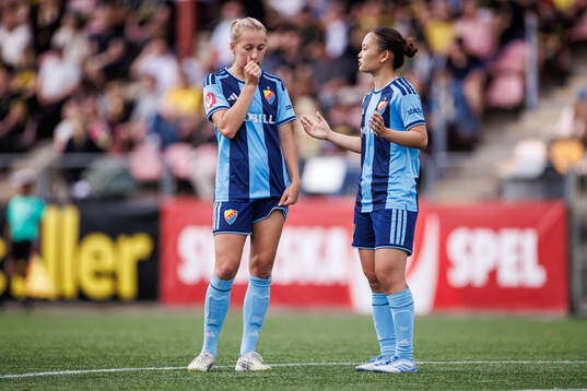 Djurgårdens Sara Eriksson och Urara Watanabe deppar