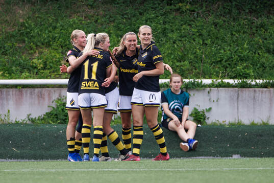 AIKs Ida Björnberg jublar med lagkamrater