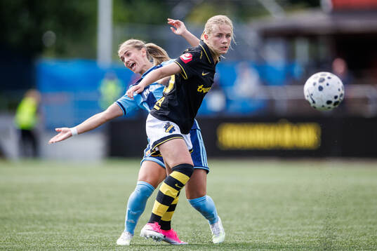 Djurgårdens Johanna Renmark och AIKs Olivia Lindstedt