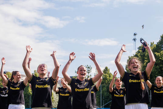 AIKs Ida Björnberg, Ellie Junetoft och Olivia Garcia jublar
