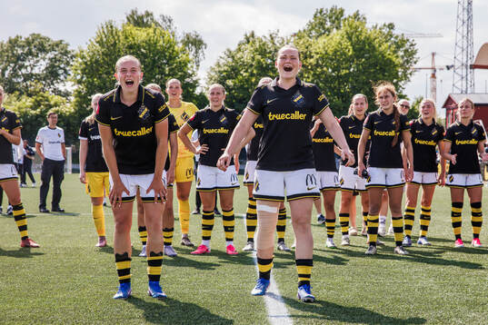 AIKs Nova Selin och Ellie Junetoft jublar