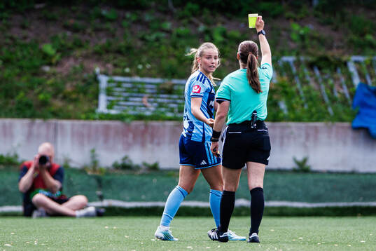 Djurgårdens Elsa Pelgander tilldelas ett gult kort av