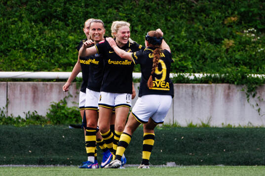 AIKs Ida Björnberg jublar med Olivia Garcia