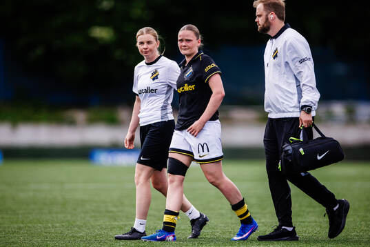 AIKs Ellie Junetoft lämnar planen med en skada och ett
