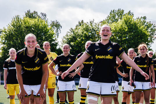 AIKs Nova Selin och Ellie Junetoft jublar