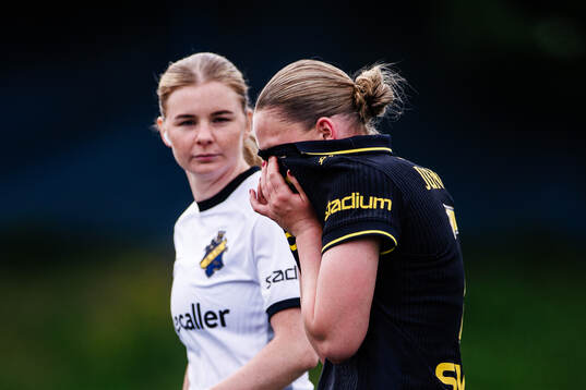 AIKs Ellie Junetoft lämnar planen med en skada
