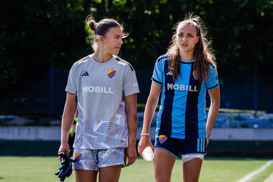 Djurgårdens målvakt Anna Aurora Koivunen och Selma Larsen
