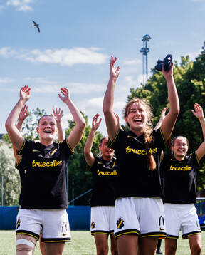 AIKs Ellie Junetoft och Olivia Garcia jublar