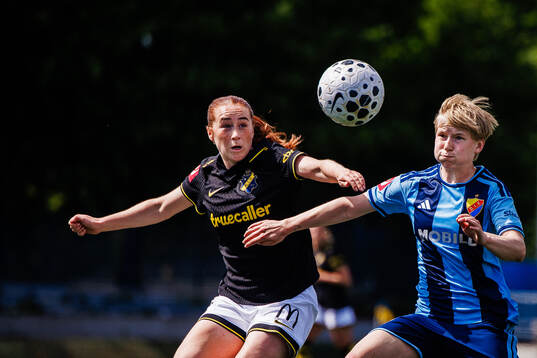 AIKs Ella Reidy och Djurgårdens Olivia Ulenius
