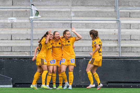 IFK Norrköpings Beatrice Persson jublar med lagkamrater