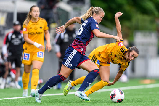 Rosengårds Tilde Björklund och IFK Norrköpings Isabella