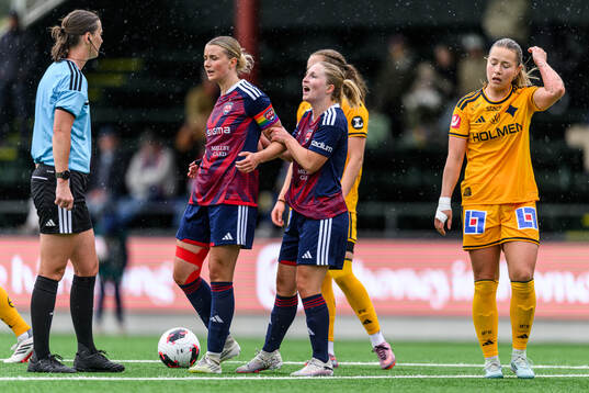 Rosengårds Hanna Andersson reagerar mot domare Lovisa