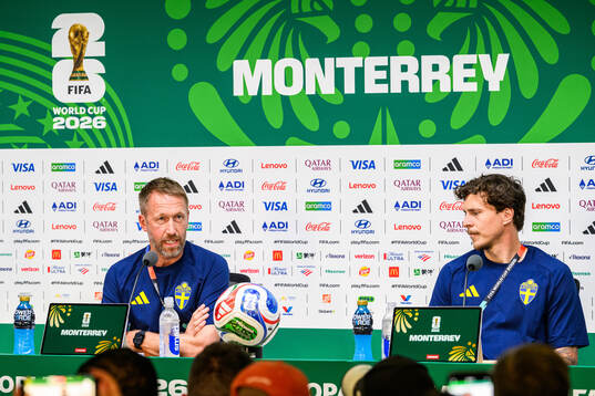 Head coach Graham Potter and Victor Nilsson Lindelöf of