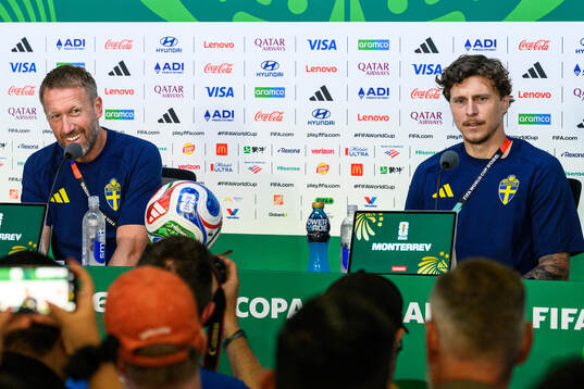 Head coach Graham Potter and Victor Nilsson Lindelöf of